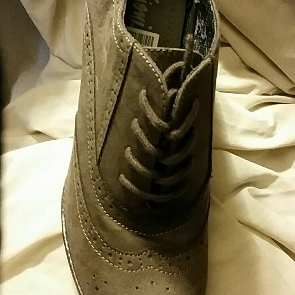 Shoes - Picture 5 of 6